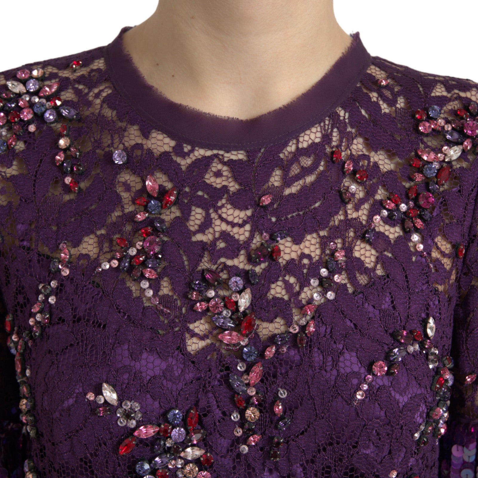 Elegantes lila Kleid aus floraler Spitze und Kristallen