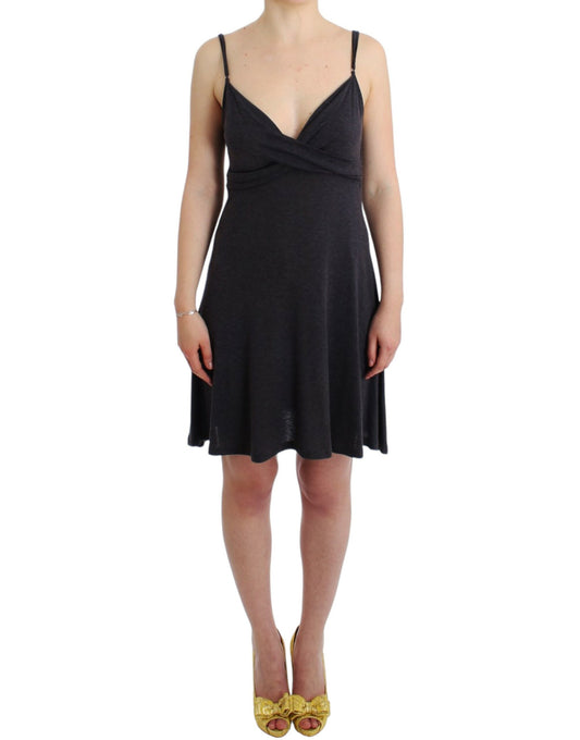 Schickes graues knielanges Spaghettiträgerkleid