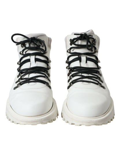 Makellos weiße italienische Stiefeletten