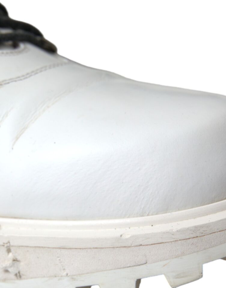 Makellos weiße italienische Stiefeletten