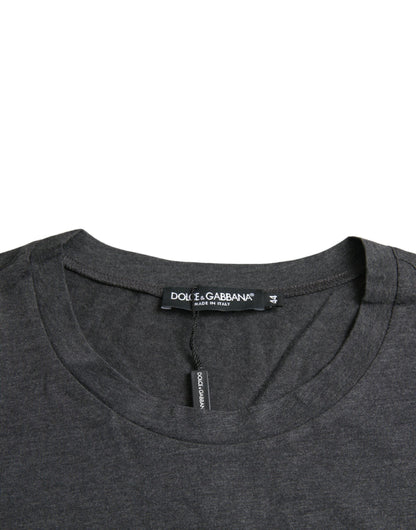 Graues T-Shirt mit Rundhalsausschnitt und kurzen Ärmeln und Logo-Print