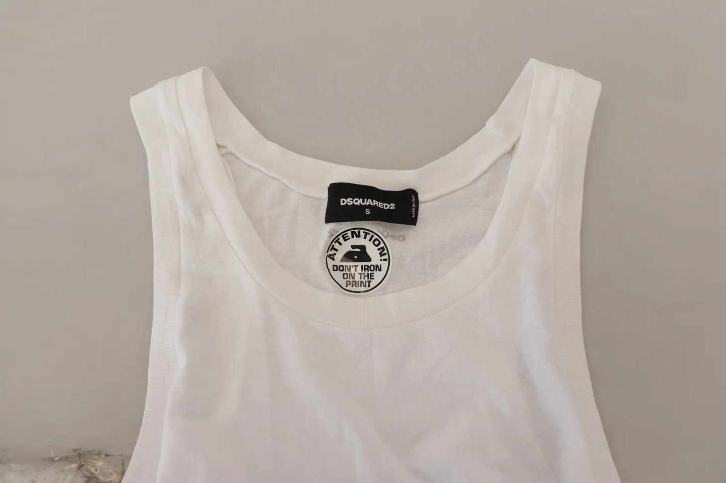 Weißes ärmelloses Tank-T-Shirt aus Baumwollleinen