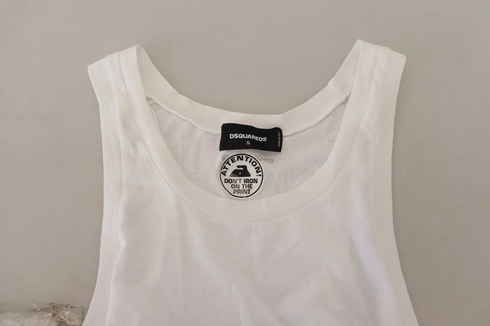 Weißes ärmelloses Tank-T-Shirt aus Baumwollleinen