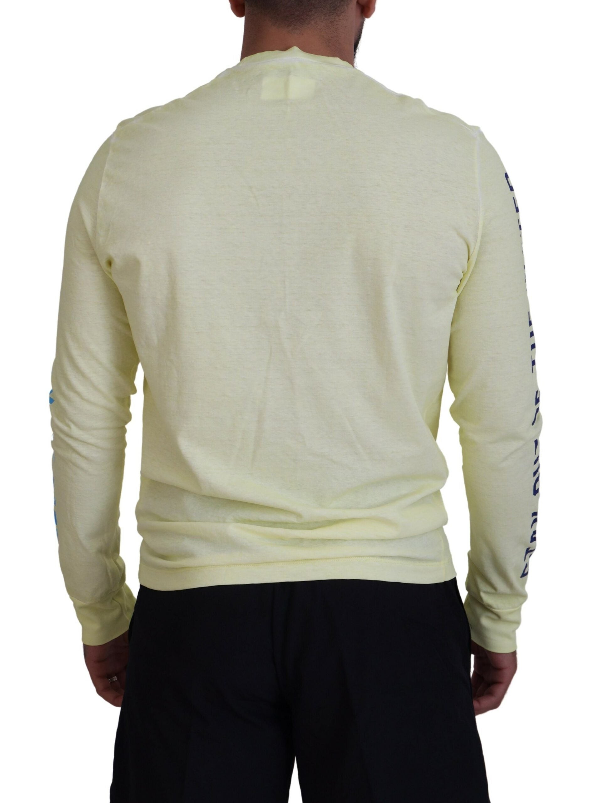 Gelbes T-Shirt mit langen Ärmeln und buntem Aufdruck