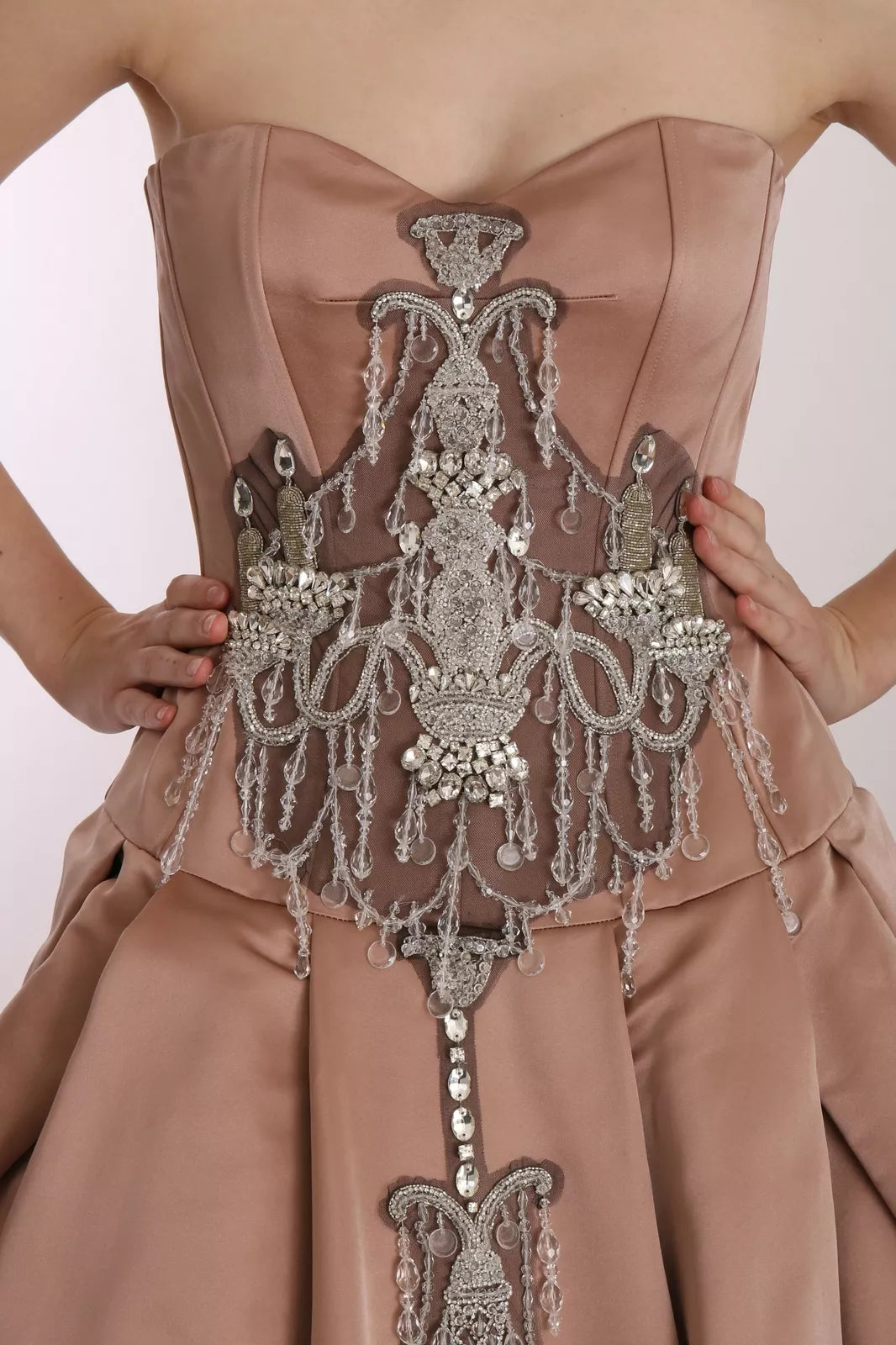 Ballkleid aus kristallrosa Seide mit Kronleuchter-Muster