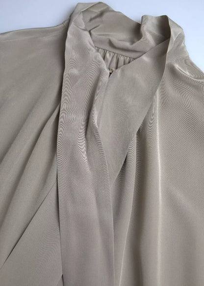 Graue Bluse mit Stehkragen und langen Ärmeln