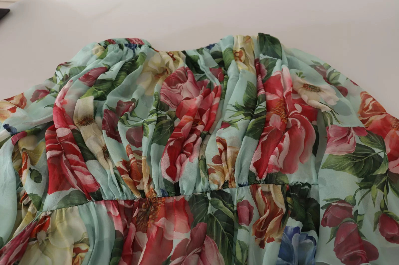 Mehrfarbiges Wickelkleid aus grüner Seide