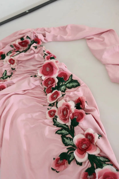 Rosafarbenes One-Shoulder-Kleid mit Blumenverzierung