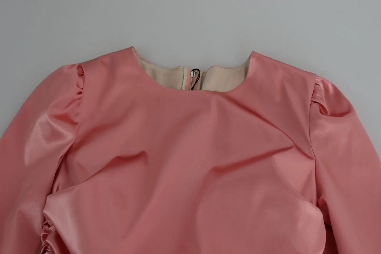 Rosa, langärmliges, figurbetontes Midikleid