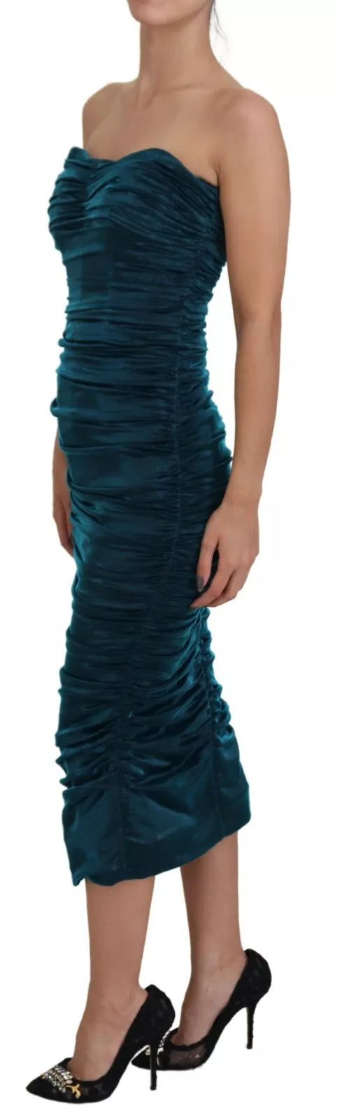 Figurbetontes, trägerloses Kleid aus blauem Satin