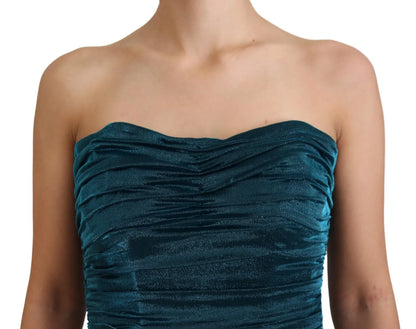 Figurbetontes, trägerloses Kleid aus blauem Satin