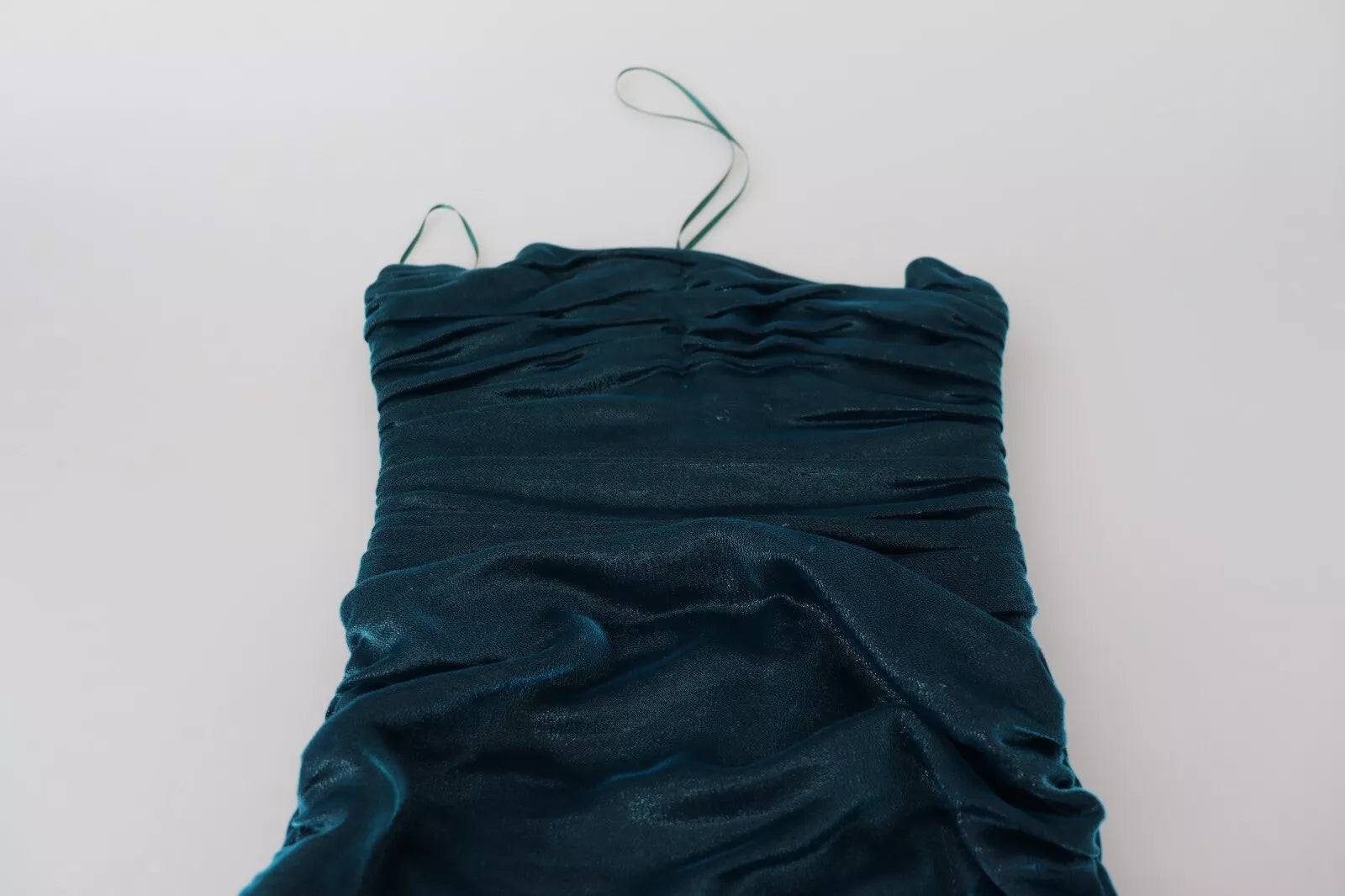 Figurbetontes, trägerloses Kleid aus blauem Satin