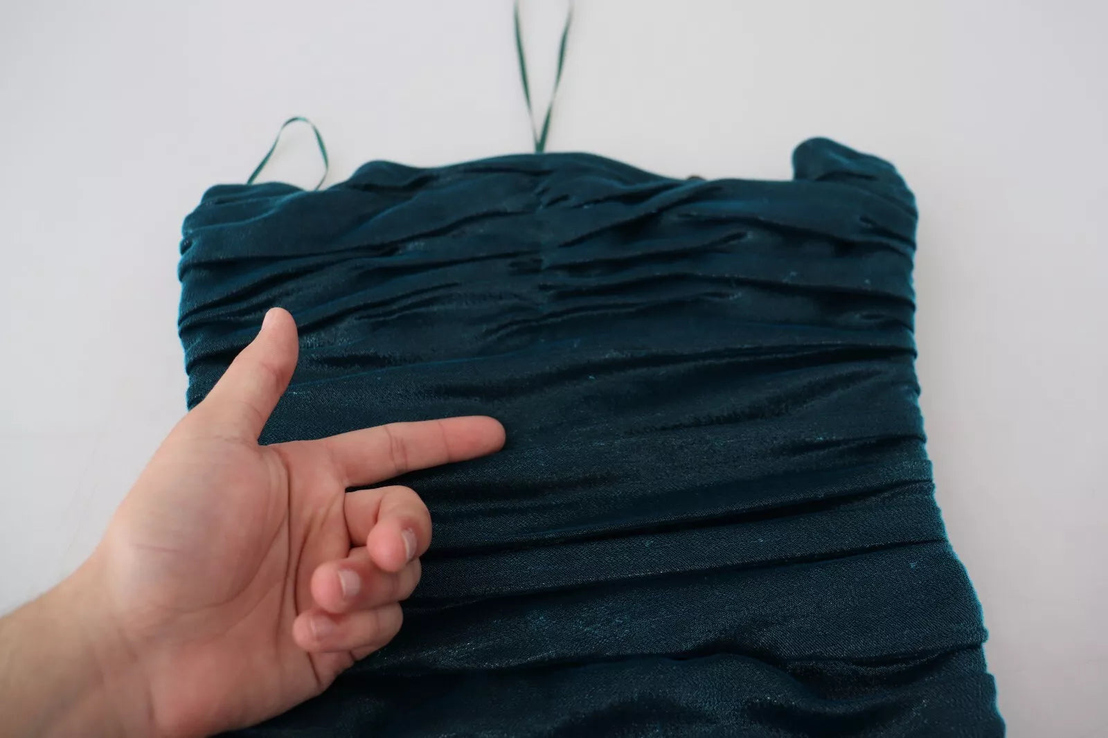 Figurbetontes, trägerloses Kleid aus blauem Satin