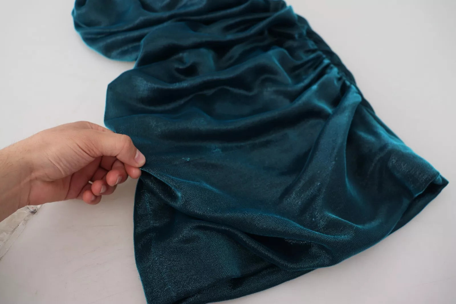 Figurbetontes, trägerloses Kleid aus blauem Satin