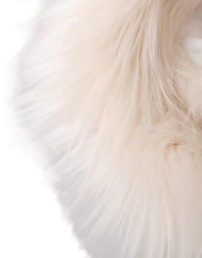 Weißer Damen-Anglerhut aus Acrylfell