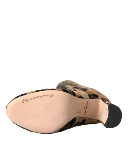 Braune Stiefel aus Samtleder mit Giraffenmuster