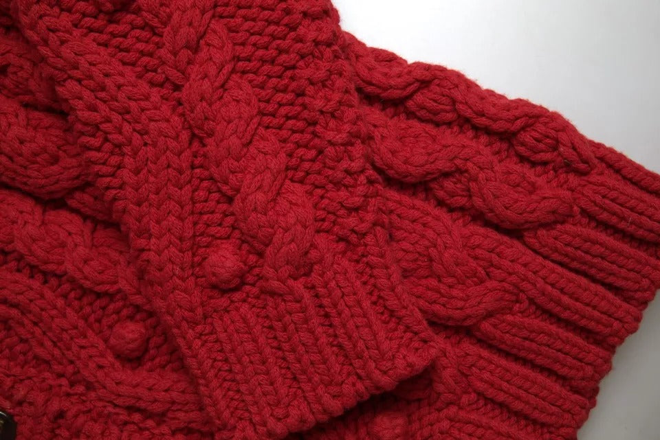 Roter Wollstrick-Cardigan mit Knopfleiste