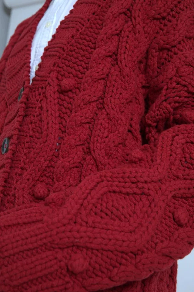 Roter Wollstrick-Cardigan mit Knopfleiste