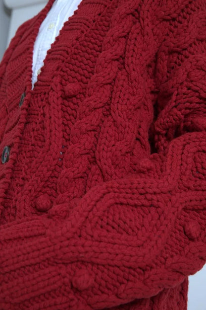 Roter Wollstrick-Cardigan mit Knopfleiste