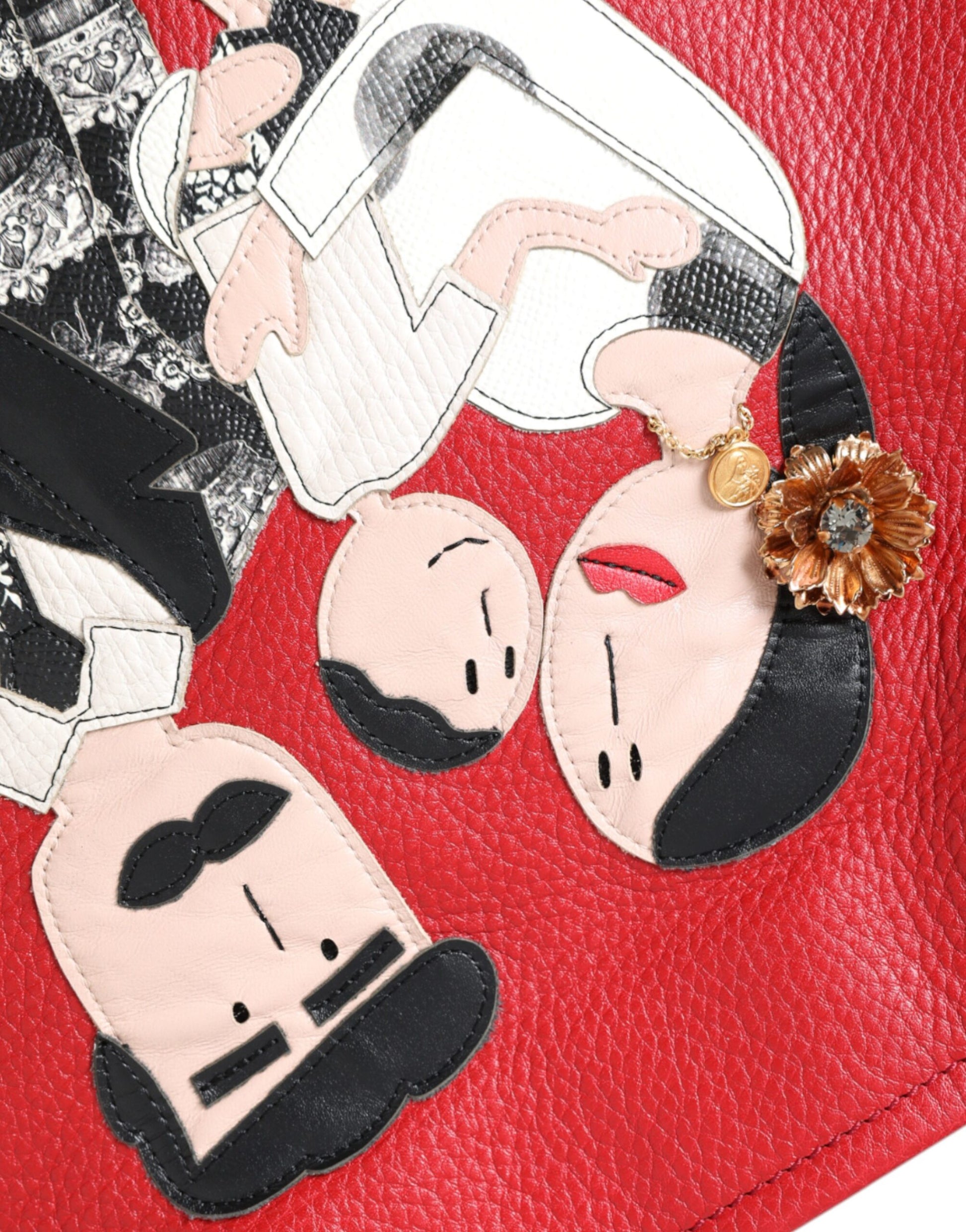 Rote Einkaufstasche aus Leder mit #DGFamily-Patch