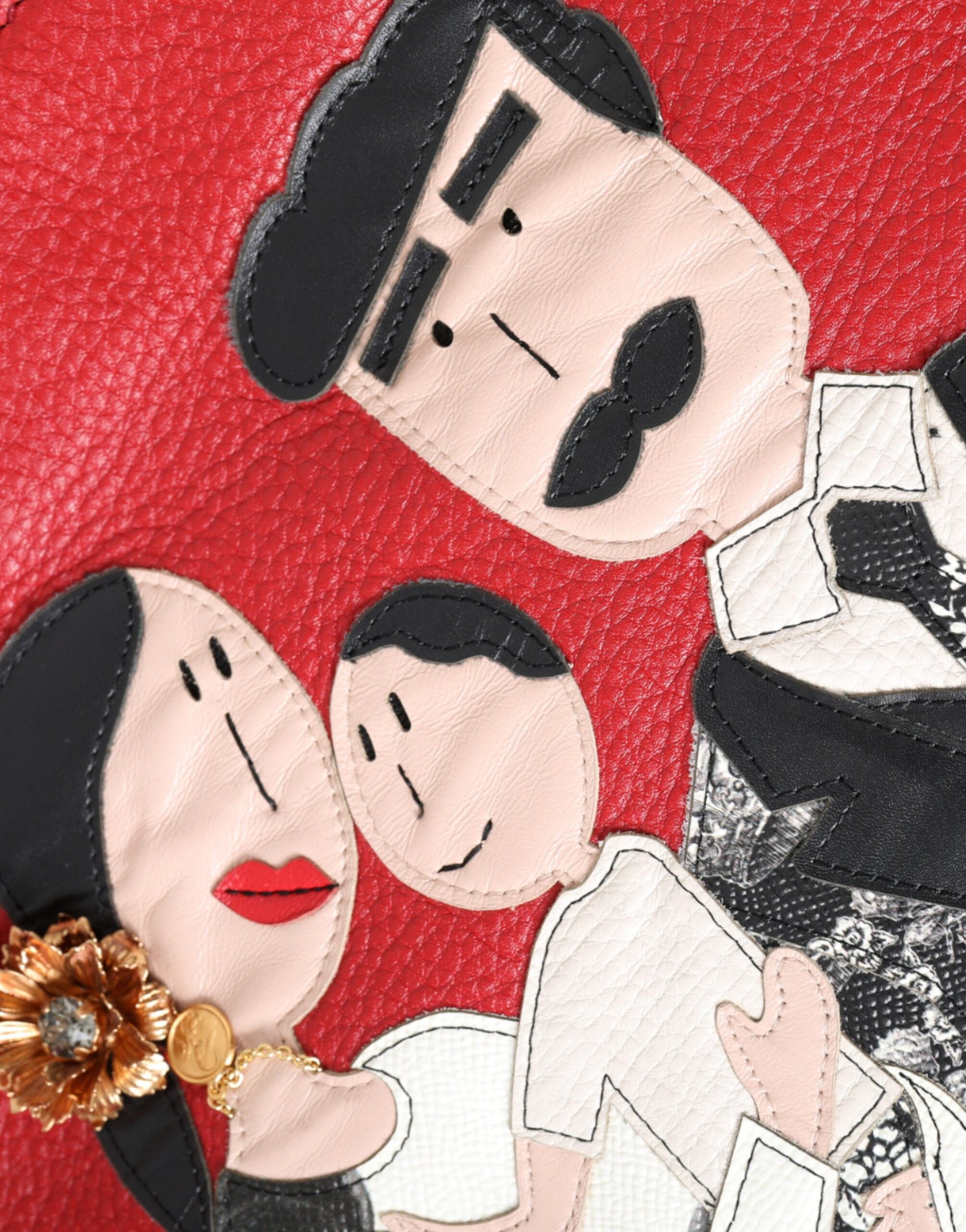 Rote Einkaufstasche aus Leder mit #DGFamily-Patch