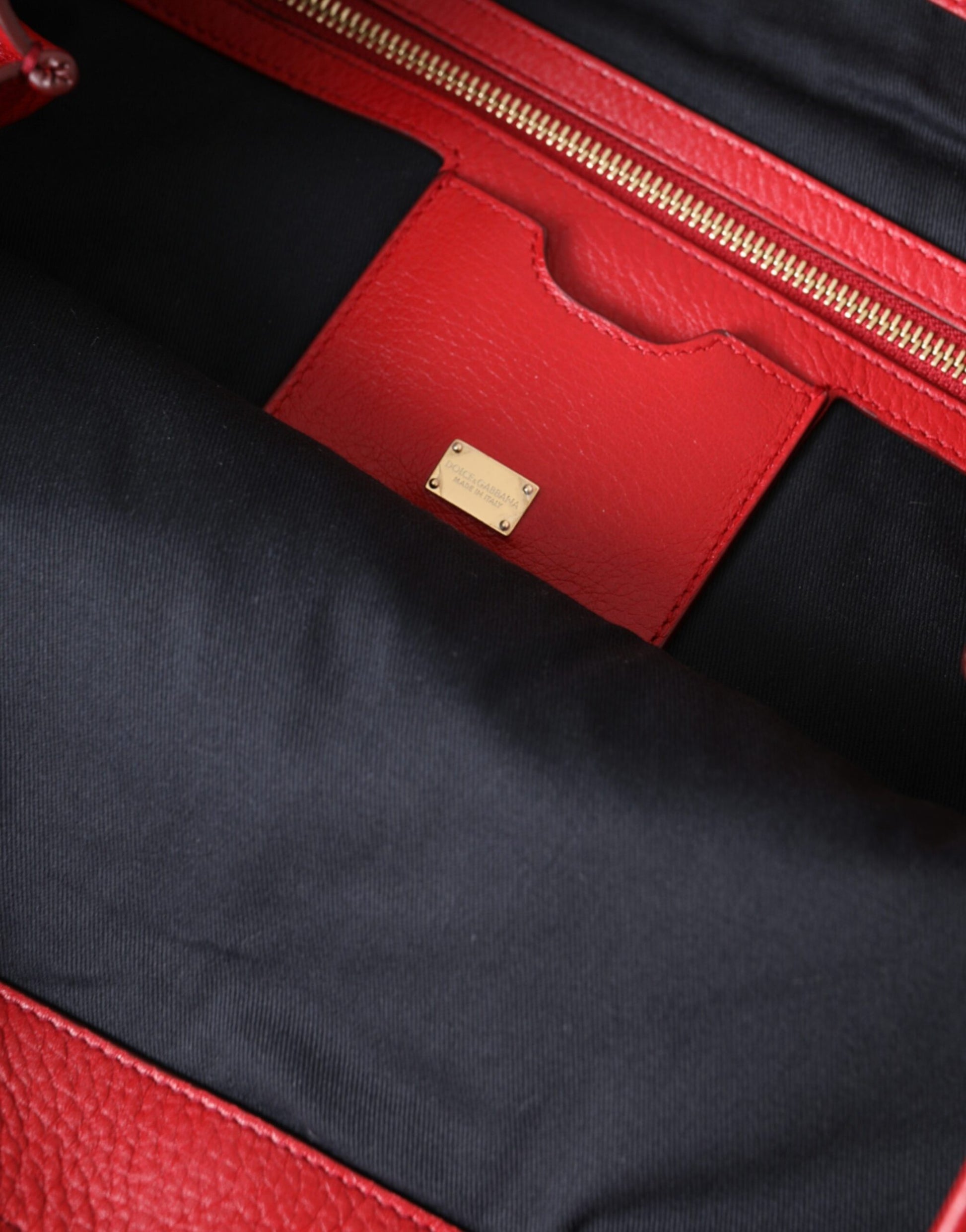 Rote Einkaufstasche aus Leder mit #DGFamily-Patch
