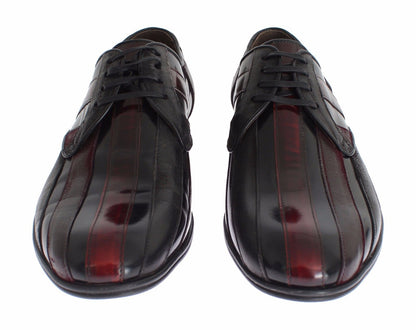 Elegante schwarze, bordeauxfarbene Lederschuhe mit Streifen