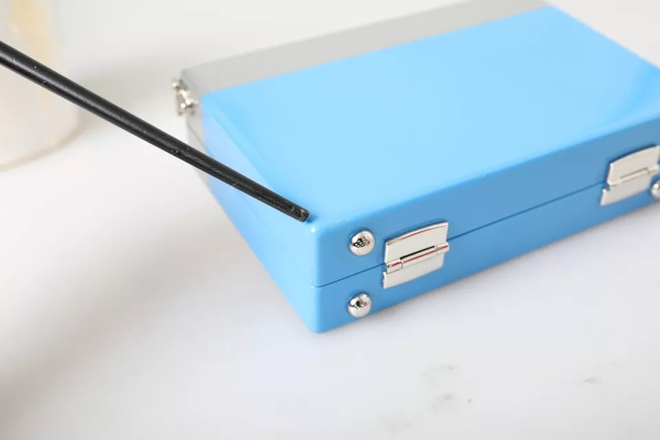 Mehrfarbige Walkman-Clutch aus Holz und Leder mit Umhängetasche