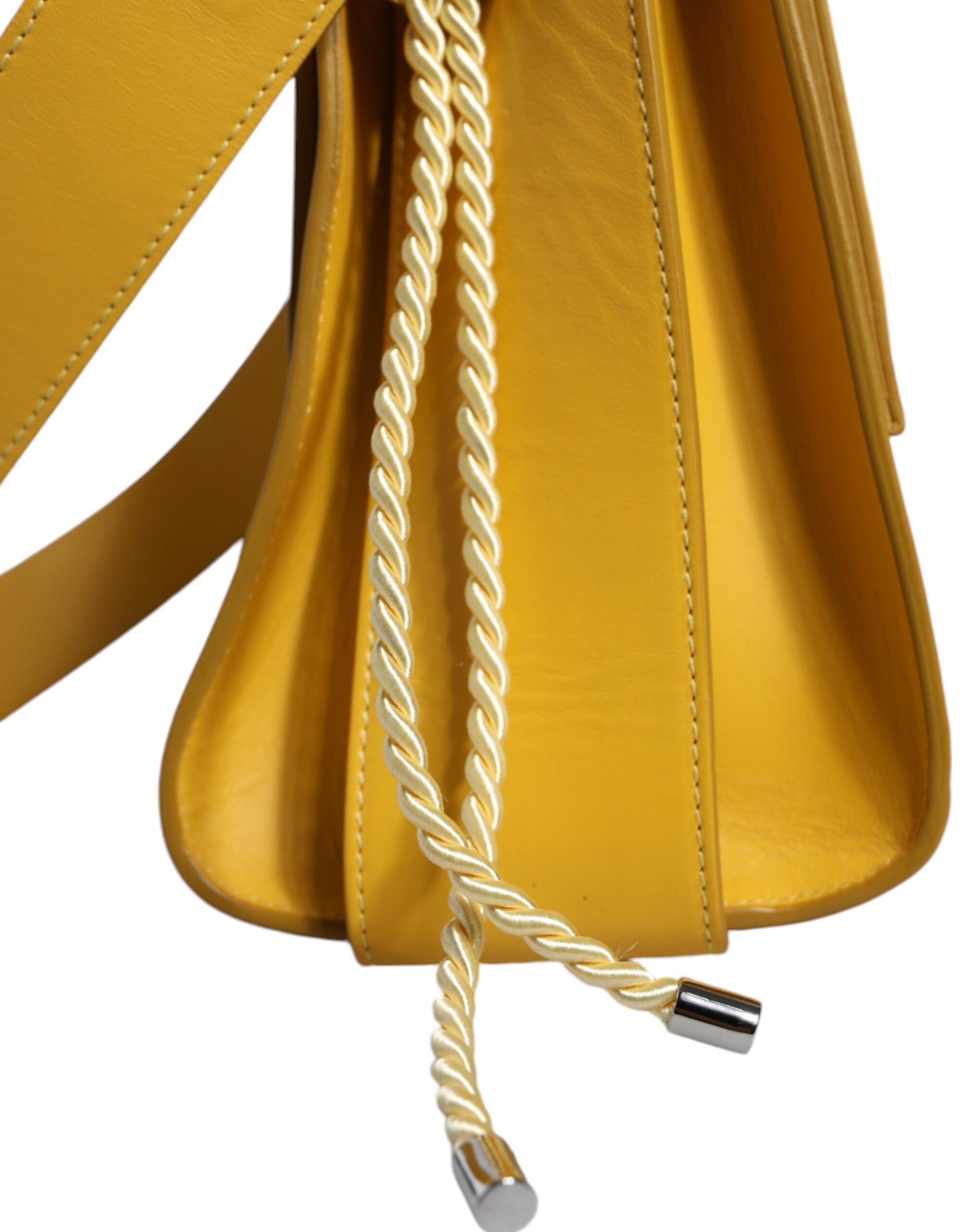 Gelbe Ledertasche mit Schultergurt und Tragegriff