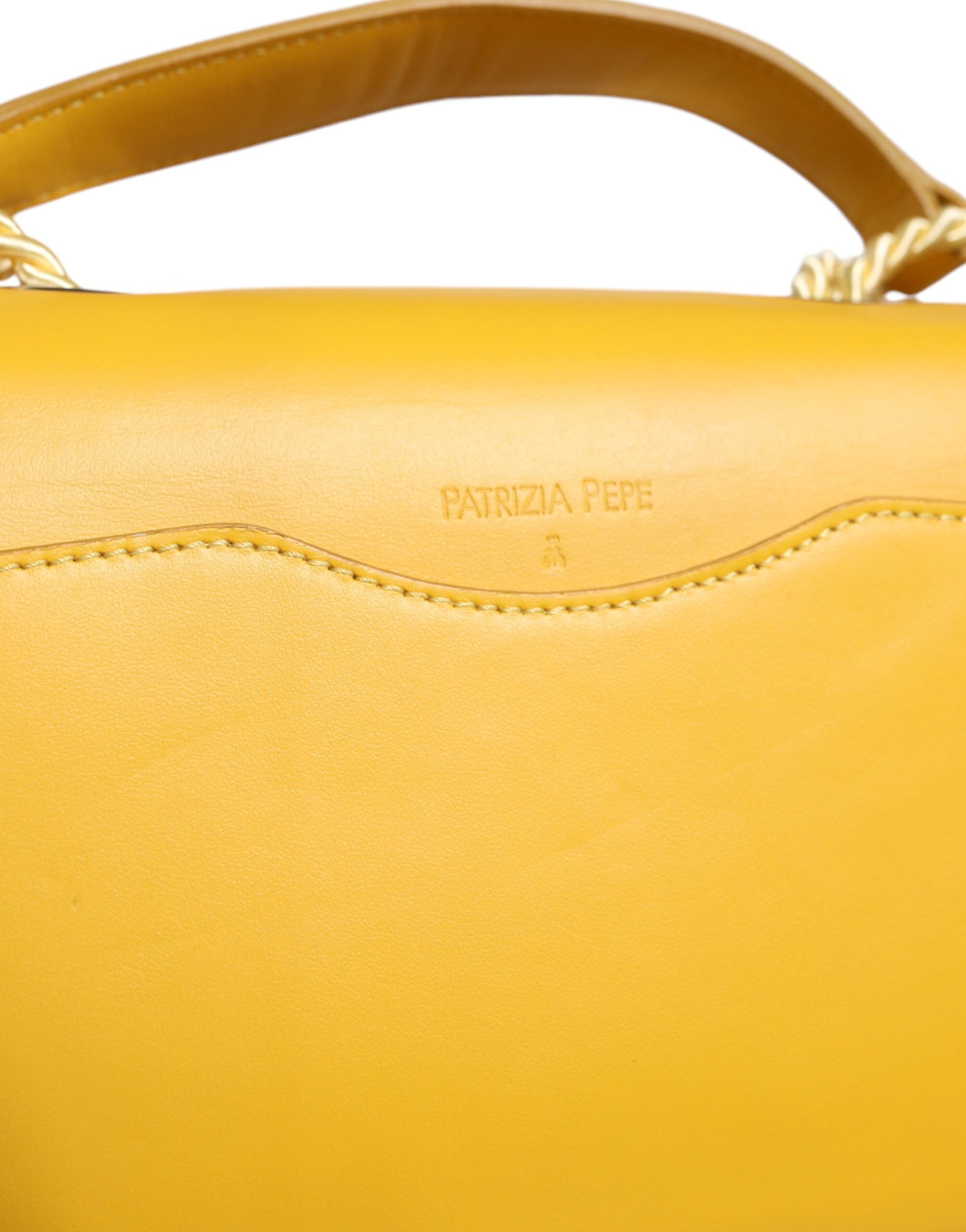 Gelbe Ledertasche mit Schultergurt und Tragegriff