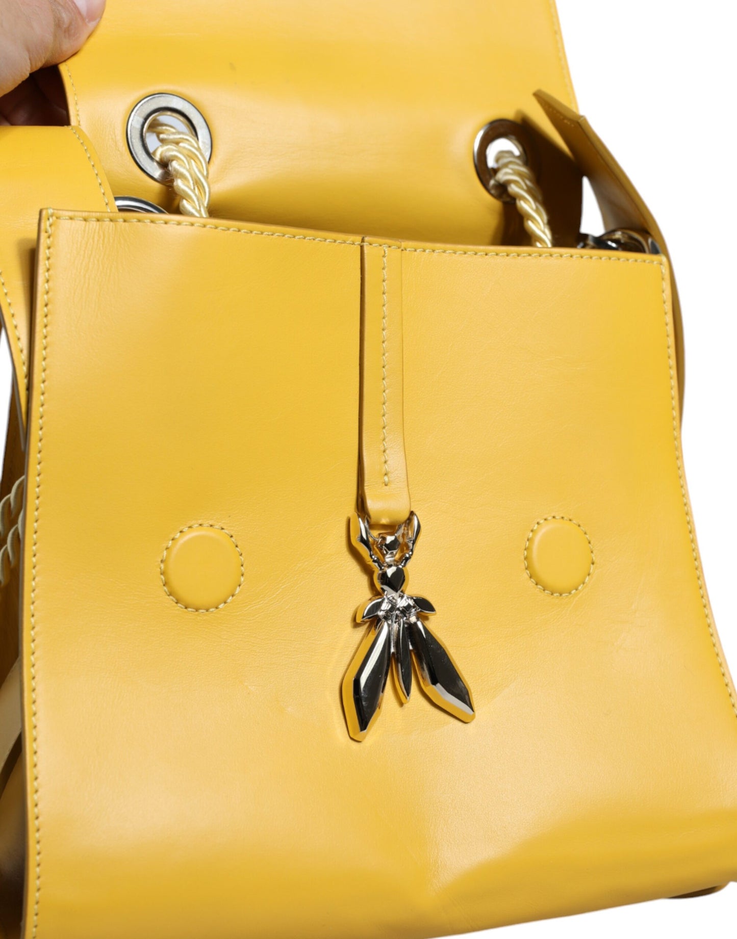 Gelbe Ledertasche mit Schultergurt und Tragegriff