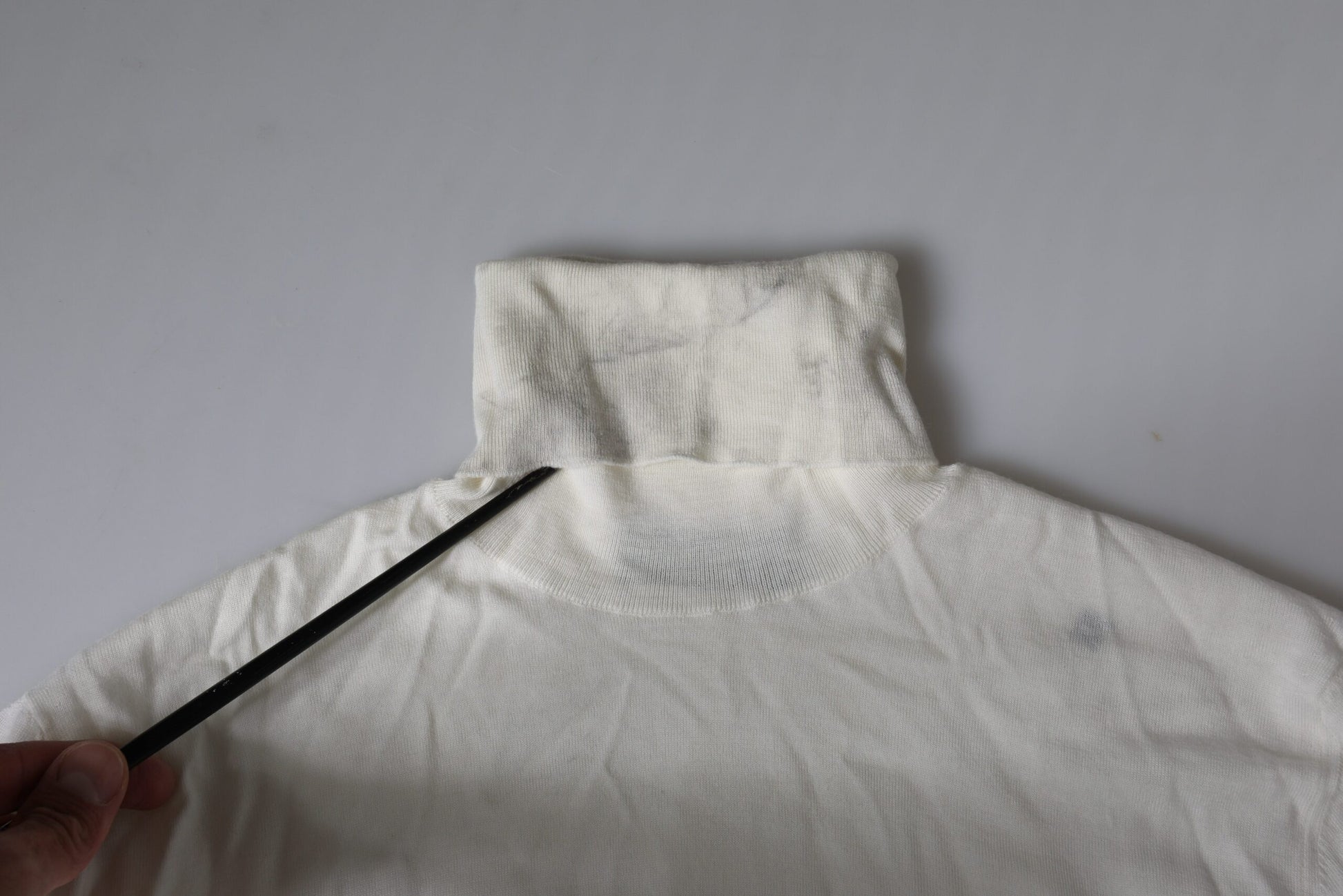 Pullover mit Rollkragen aus Wolle in gebrochenem Weiß