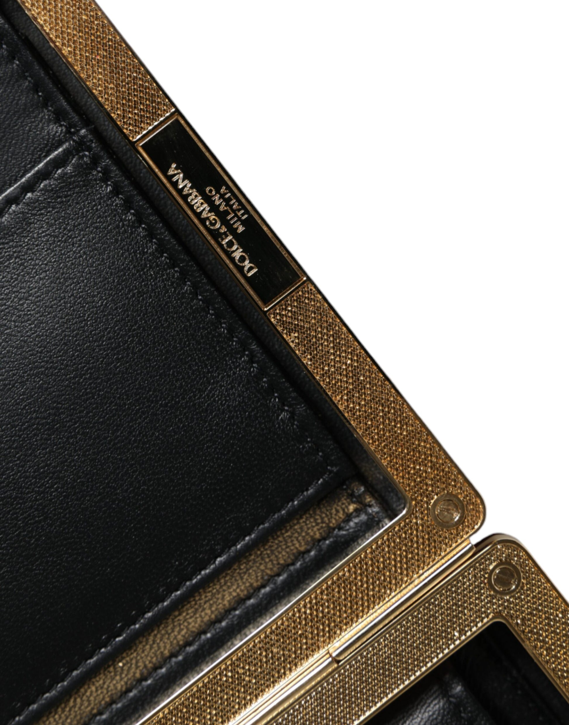 Bordeauxrote Clutch aus Samt mit Goldrahmen