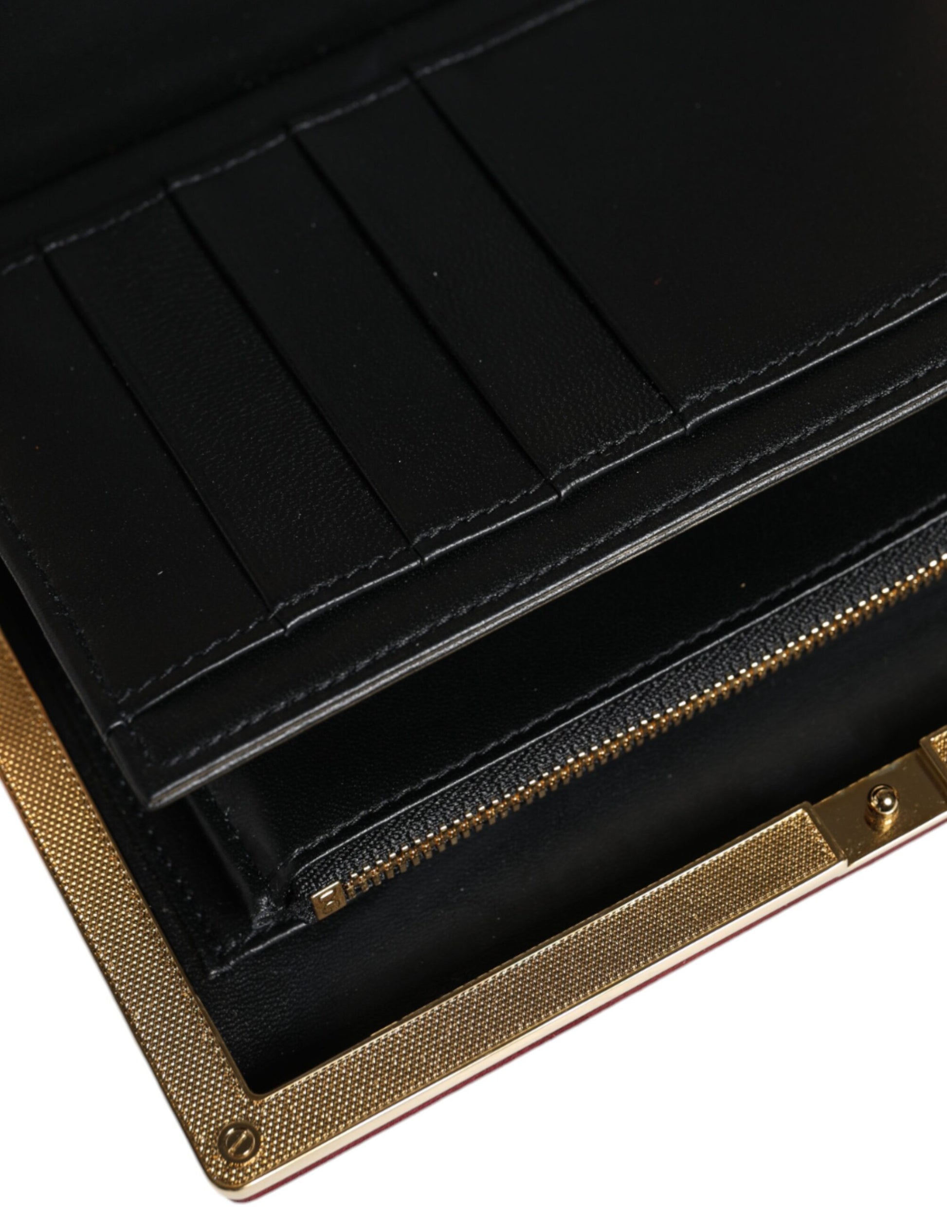 Bordeauxrote Clutch aus Samt mit Goldrahmen