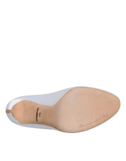 Weiße Satin-Pumps mit Peep-Toe und Kristallen