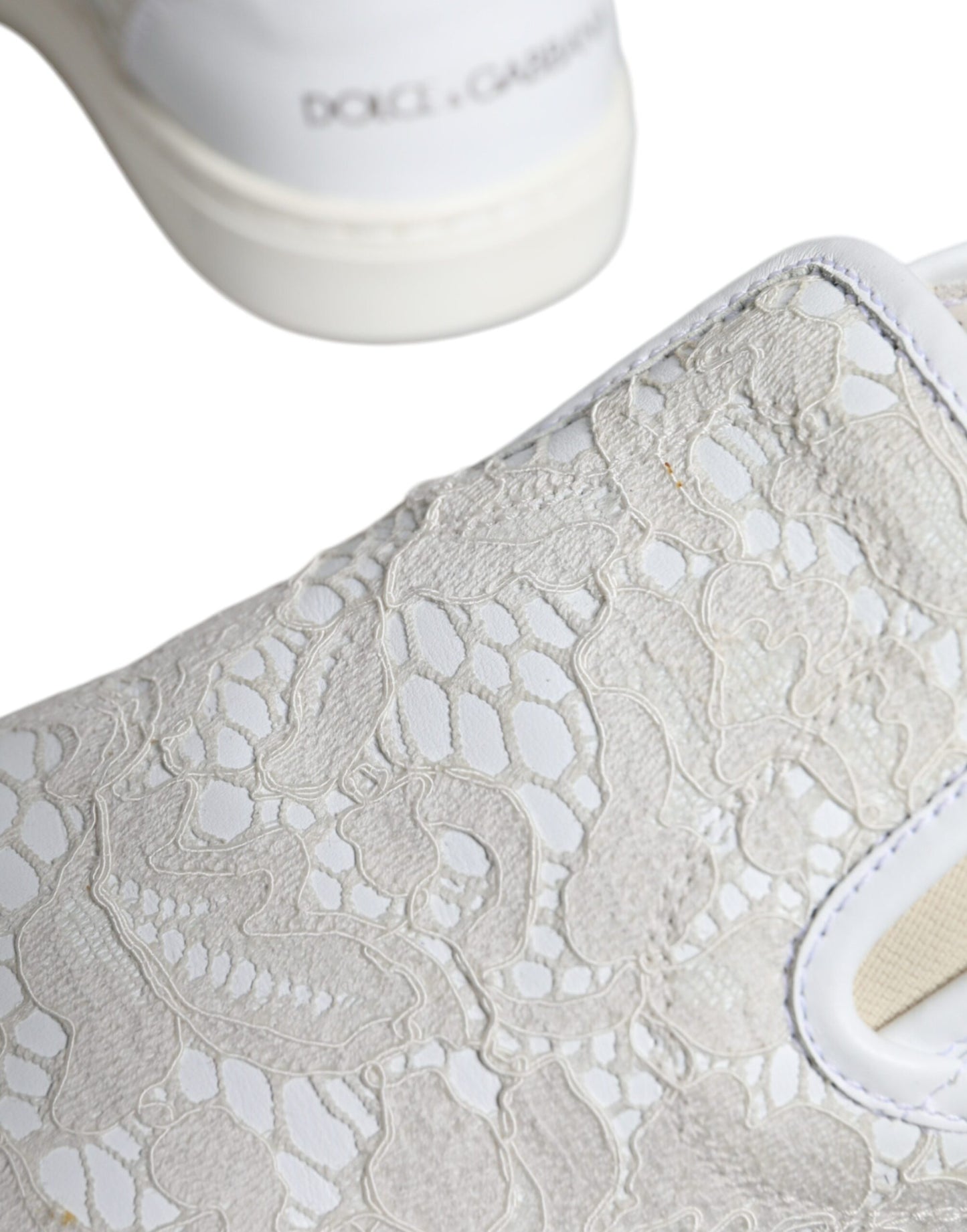 Weiße Slipper aus Leder mit Schnürung