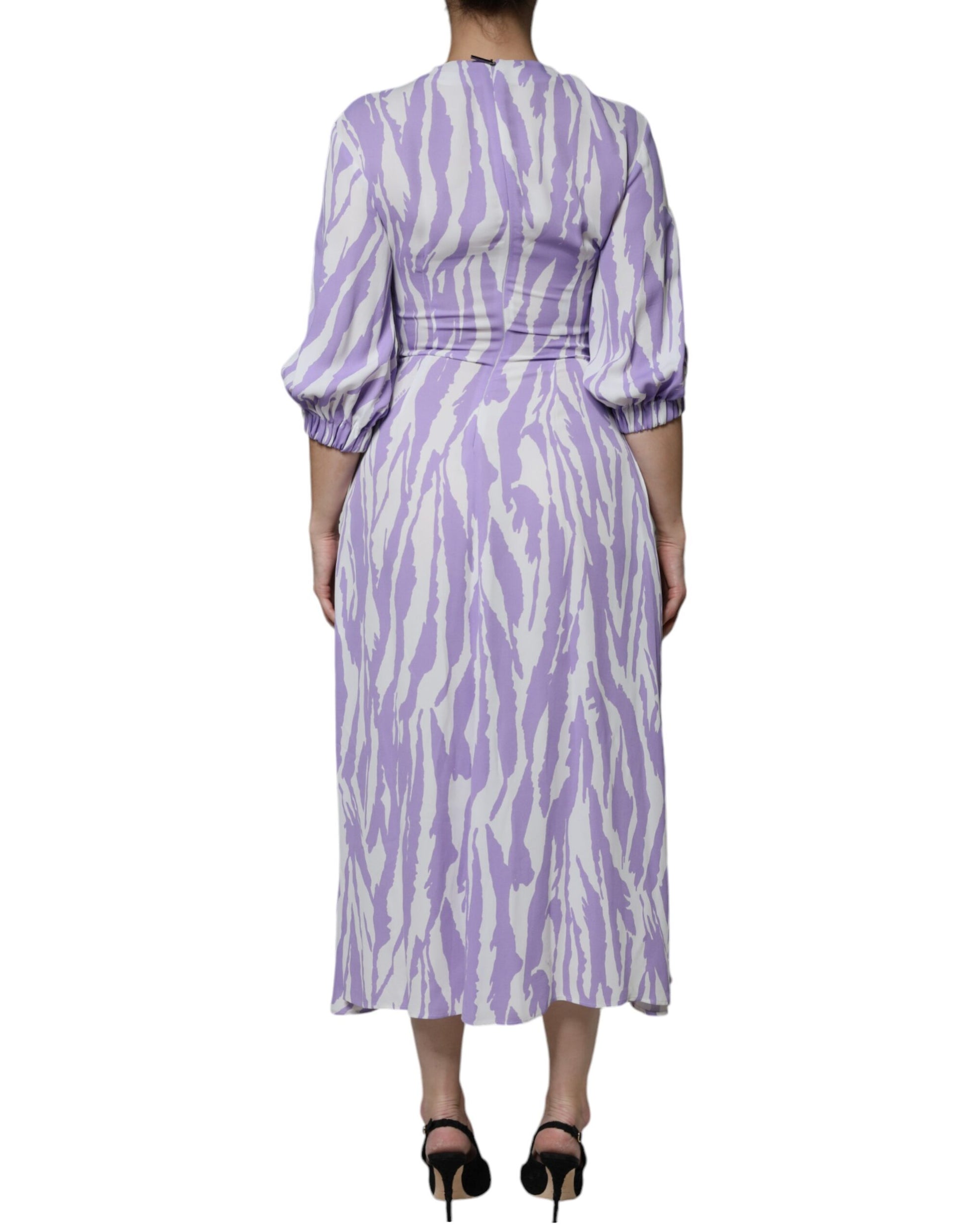 Weiß-lila gemustertes Maxikleid aus Viskose mit kurzen Ärmeln