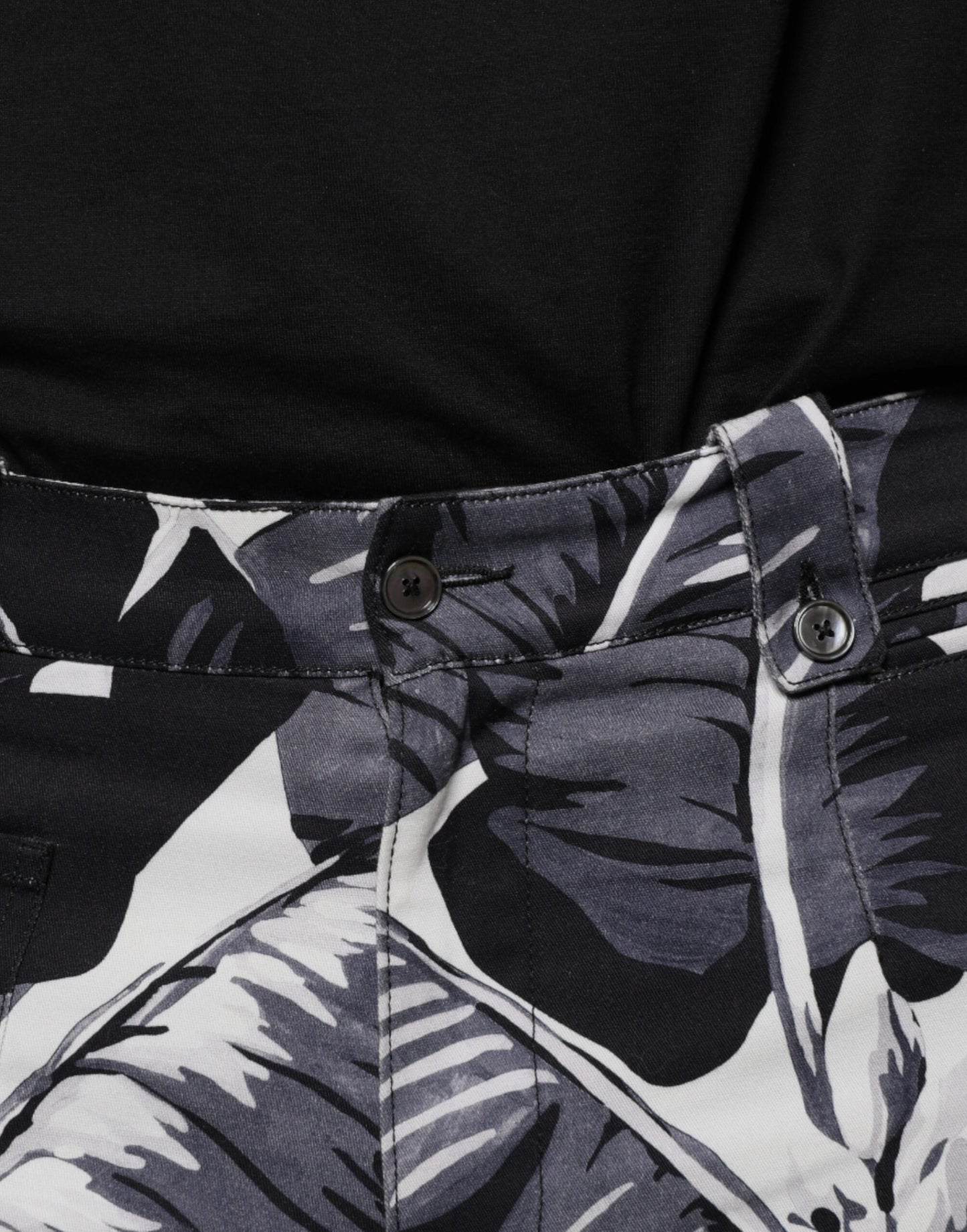 Graue Caprihose aus Baumwollstretch mit Bananenblatt-Muster