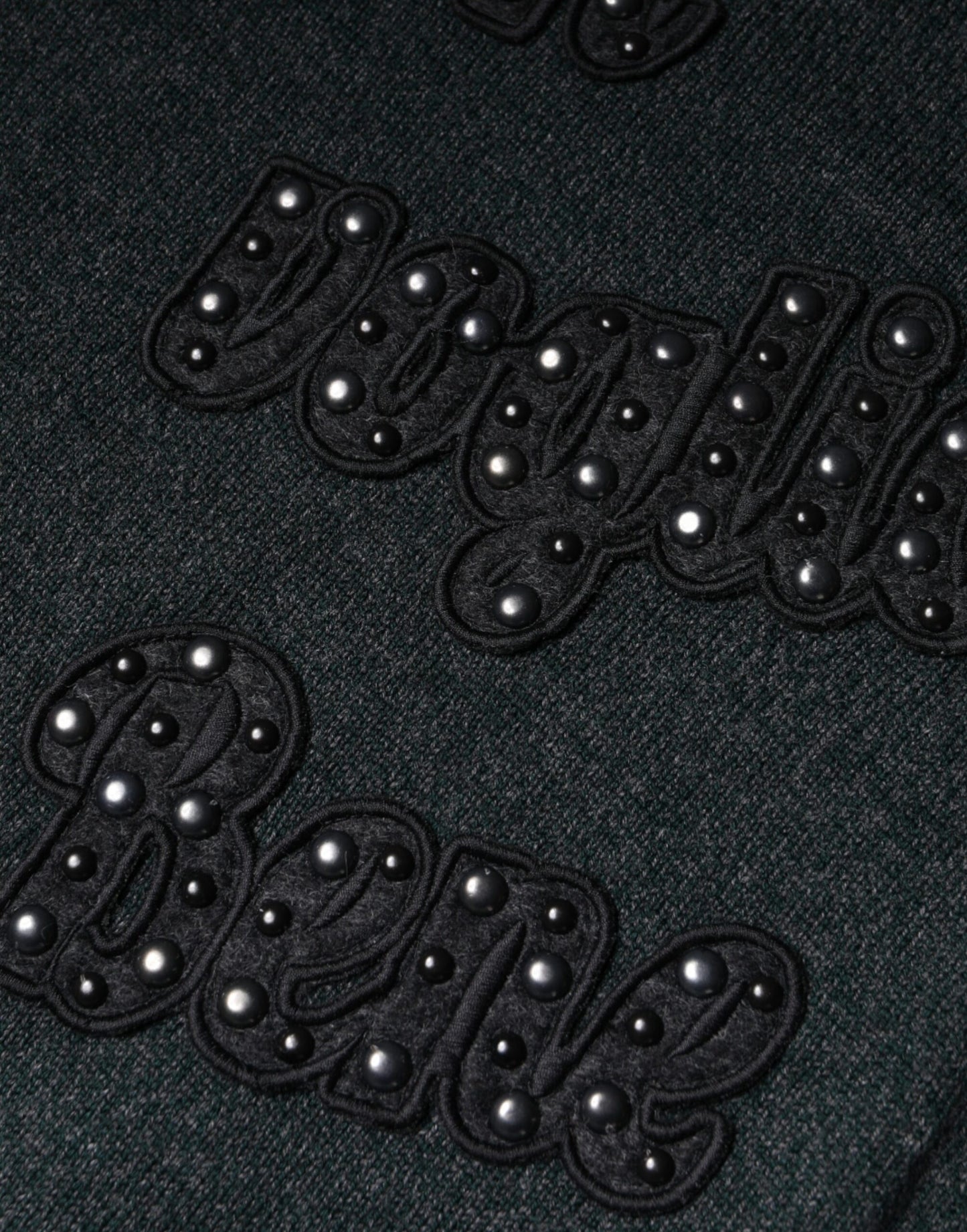 Grauer Pullover mit Rundhalsausschnitt und Verzierung