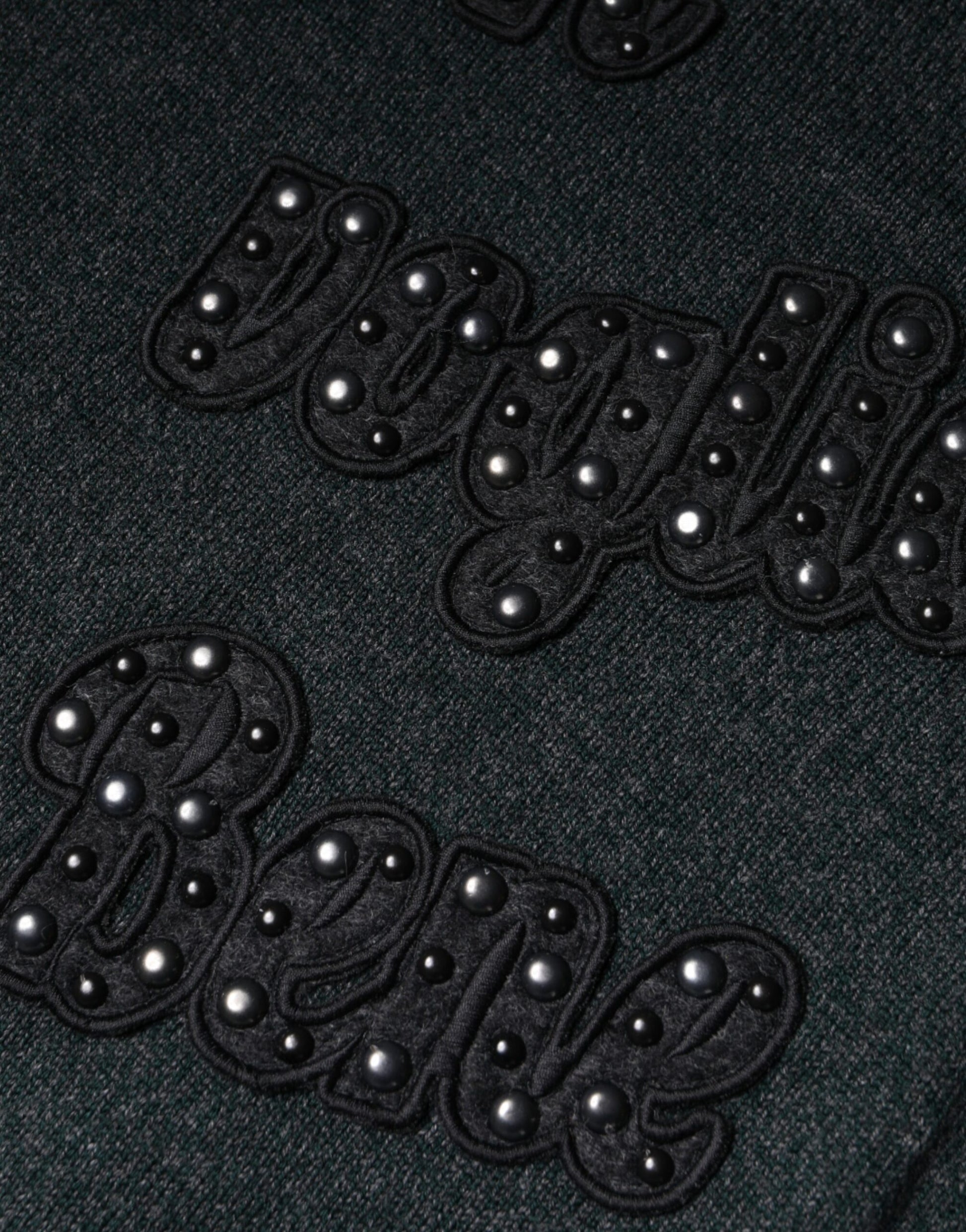 Grauer Pullover mit Rundhalsausschnitt und Verzierung