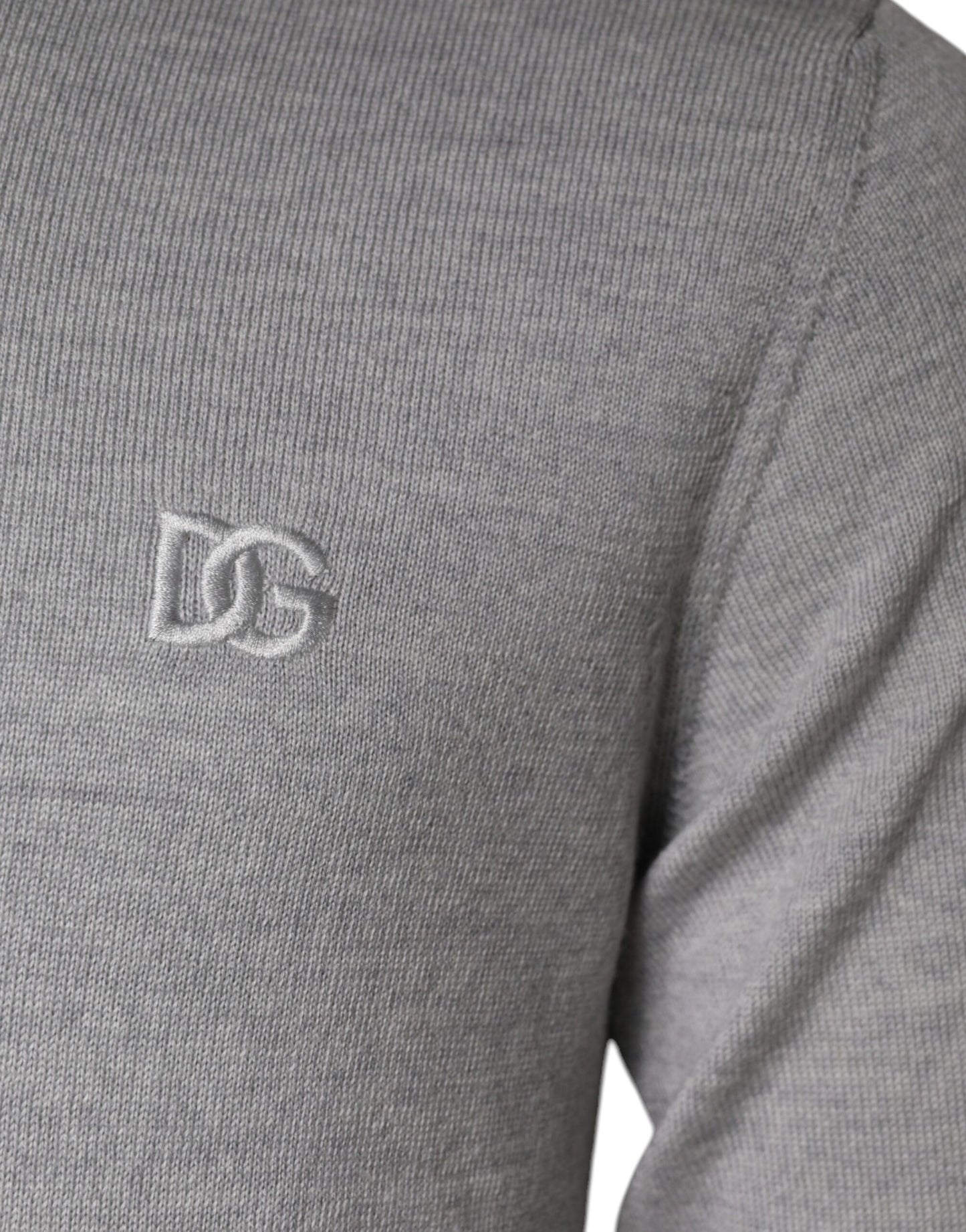 Hellgrauer Pullover aus Wolle mit Rundhalsausschnitt