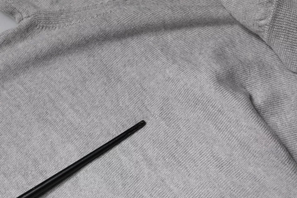 Hellgrauer Pullover aus Wolle mit Rundhalsausschnitt