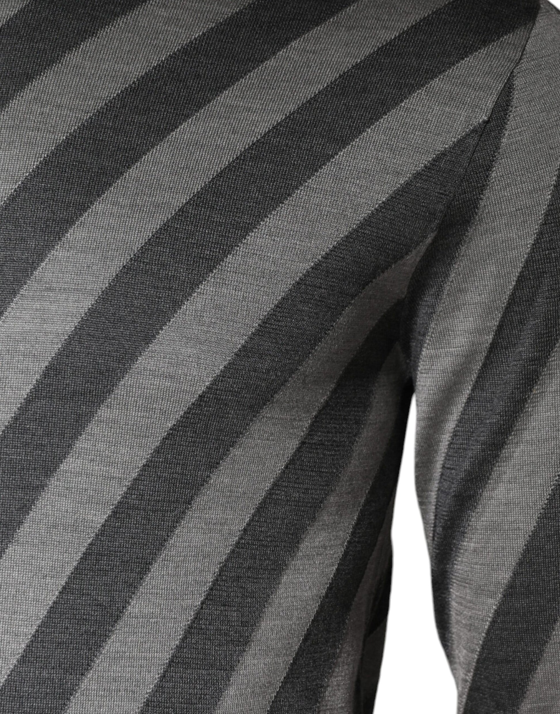 Grau gestreifter Pullover mit langen Ärmeln und Rundhalsausschnitt