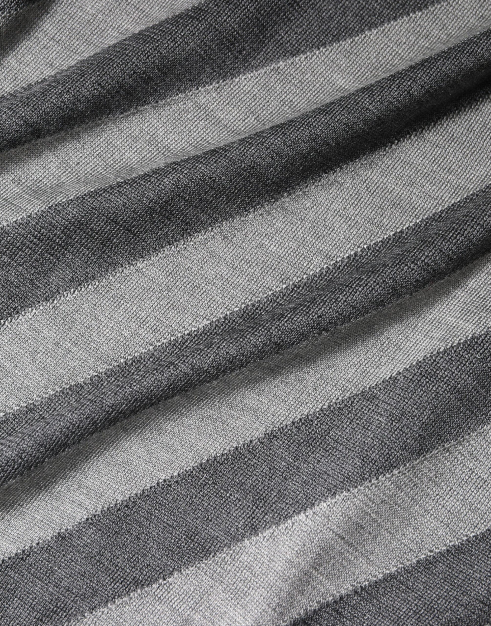 Grau gestreifter Pullover mit langen Ärmeln und Rundhalsausschnitt