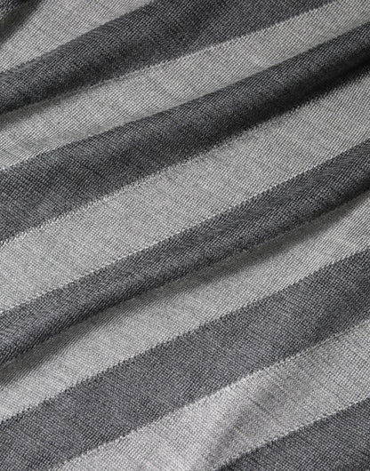 Grau gestreifter Pullover mit langen Ärmeln und Rundhalsausschnitt