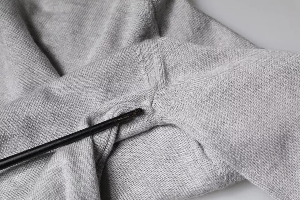 Hellgrauer Pullover aus Wolle mit Rundhalsausschnitt