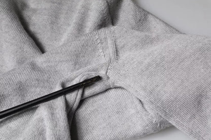 Hellgrauer Pullover aus Wolle mit Rundhalsausschnitt