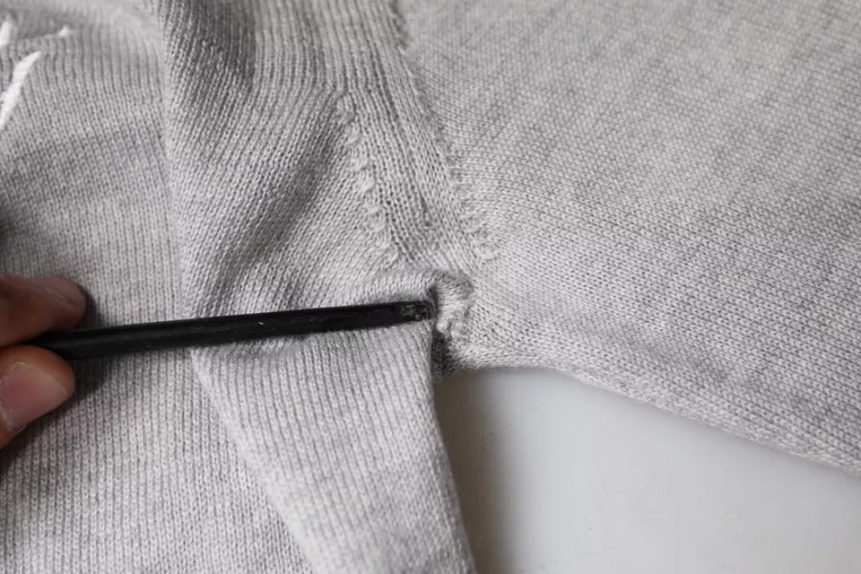 Hellgrauer Pullover aus Wolle mit Rundhalsausschnitt