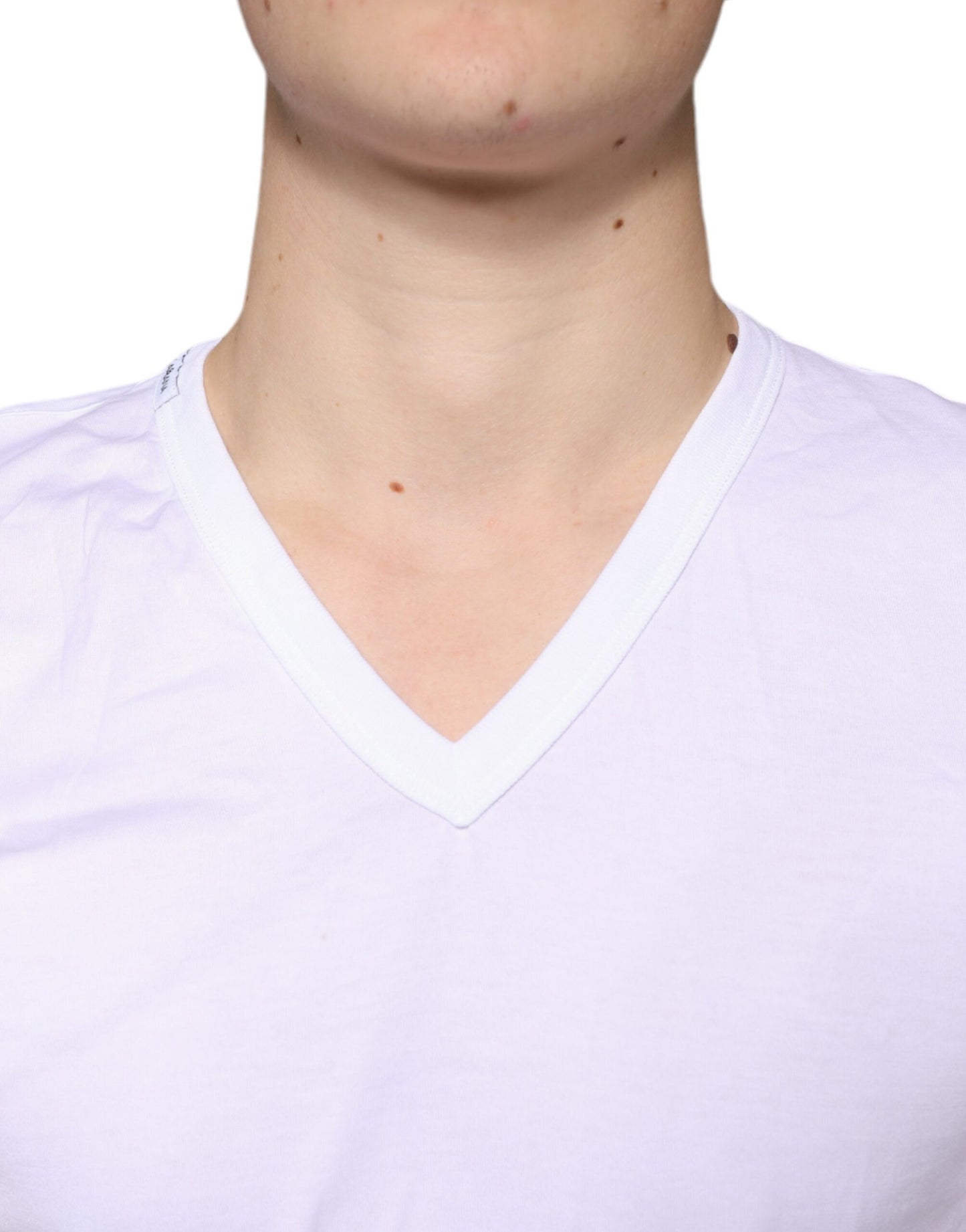 Weißes T-Shirt aus Baumwolle mit V-Ausschnitt und kurzen Ärmeln