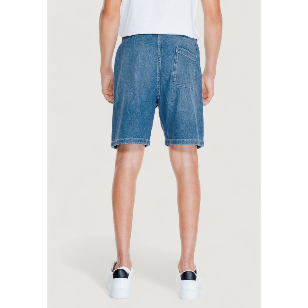 Hellblaue Shorts aus Baumwolle